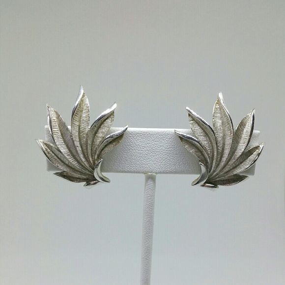 Vintage Trifari silvertone leaf clip on earrings - Picture 4 of 7